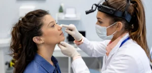 Otorrinolaringologista examinando paciente durante consulta para avaliação da saúde do nariz e garganta.